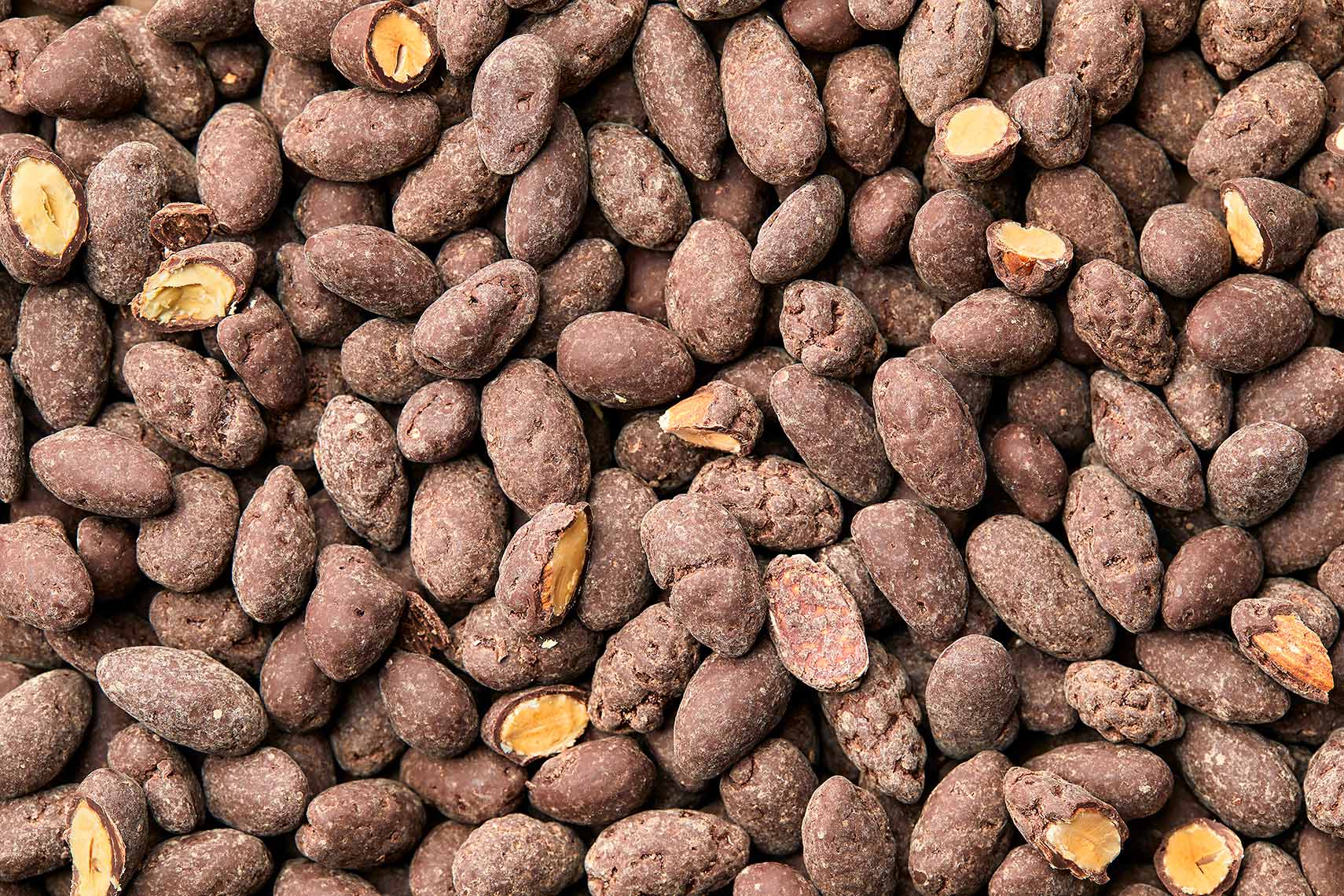PL-dark-chocolate-covered-almonds-3x2-AI-FOCUS-LAYER